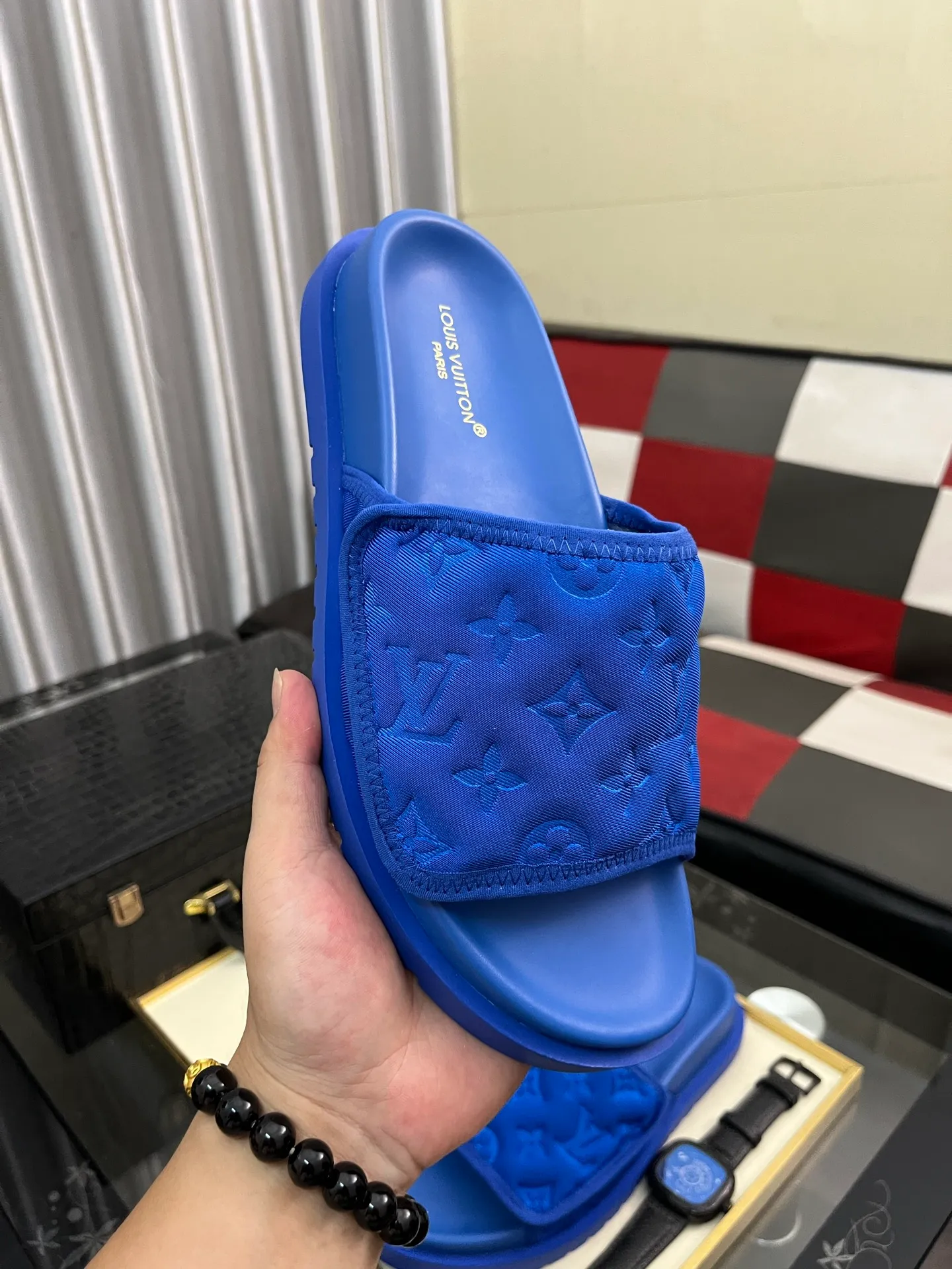 Men's men's shoes💰320⌚️⌚️[Louis Vuitton LV slippers] (high-end cowhide) counter 1:1 fashion style summer must-have! The designer used LV’s iconic outsole. The original simple slippers instantly become fashionable! The upper is made of flexible special cowhide leather straps alternately, and the workmanship is exquisite! A must-have for stylish men in summer, size 38-44